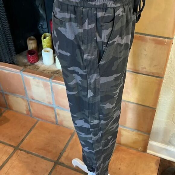 Athleta Camo Farallon Jogger, 2! - Picture 5 of 10